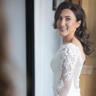 Marian’s Bridal Skincare ✨ The lovely Marian attended me to prep her skin for her Wedding Day. After a consultation I started her on a new skin routine at home with products targeted to her skin. We also did some monthly customised chemical peel treatments. Her skin is glowing on her big day 💖👰 
.
.
.
.
.
#aestheticnurse #bridalskincare #glowingbride #glowingskin #bridalskinprep #weddingday #galwayweddings #weddingprep #bridalskinconsultation #irishwedding #irishbride #galwaybrides #galway #oranmore